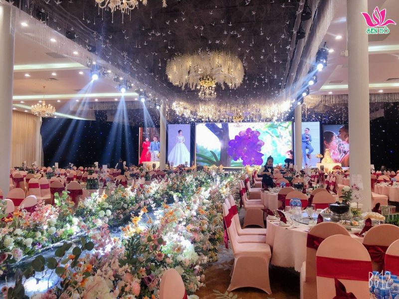 SEN HỒ - ĐIỂM ĐẾN HOÀN HẢO CHO MỘT ĐÁM CƯỚI CỔ TÍCH